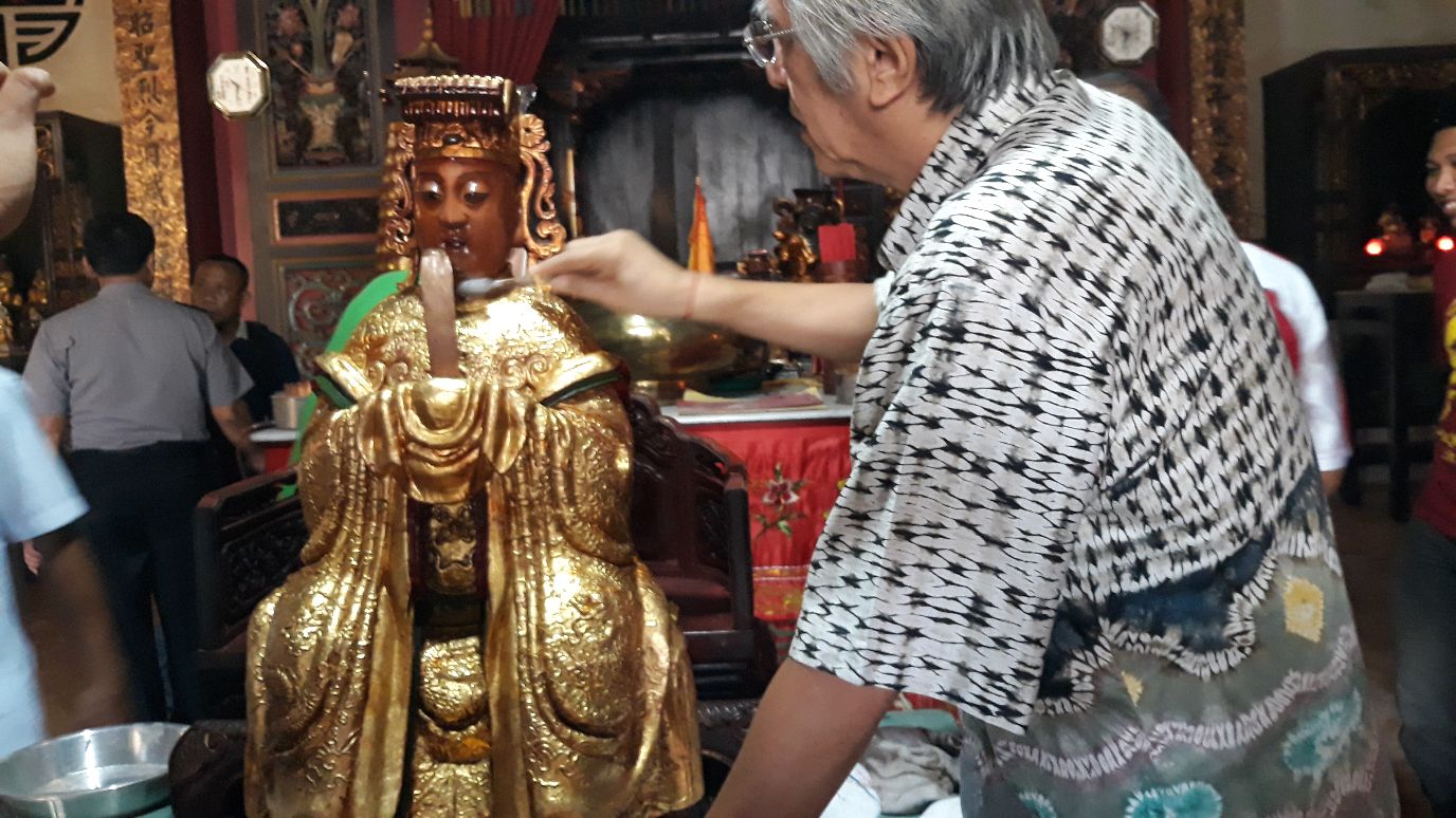 Jelang  Tahun Baru Imlek Klenteng Tjoe Thik Kiong Bersihkan Patung Dewa