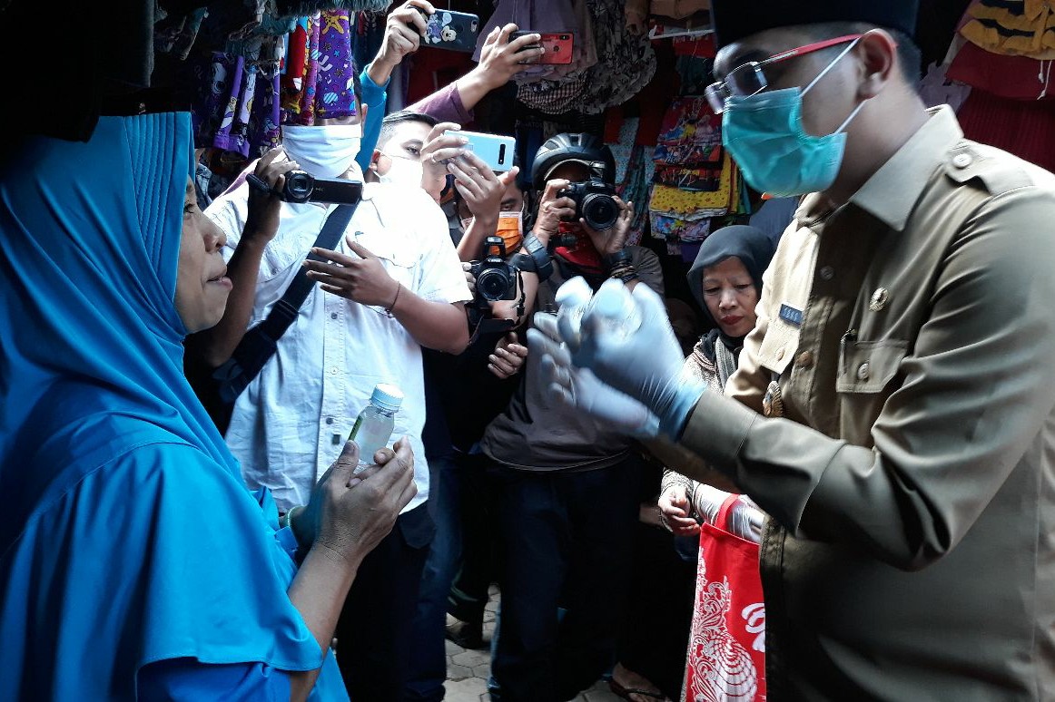 Antisipasi Korona, Plt Walikota Pasuruan Bagikan 4000 Hand Sanitizer Di Pasar Besar