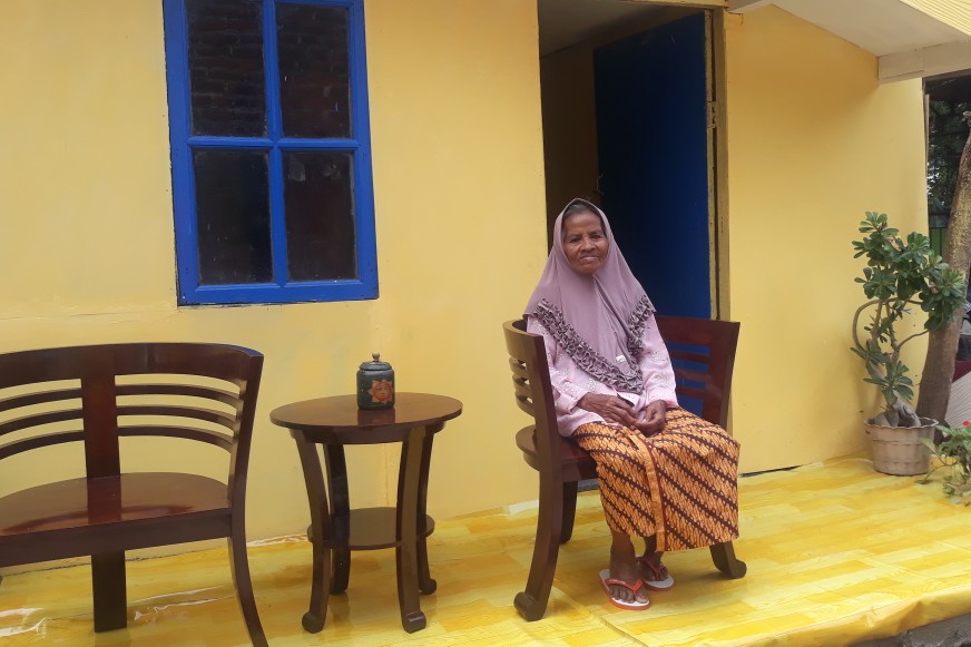 Dibantu Komunitas Yang Merehap Rumahnya, Nenek Ini Senyumnya Mengembang