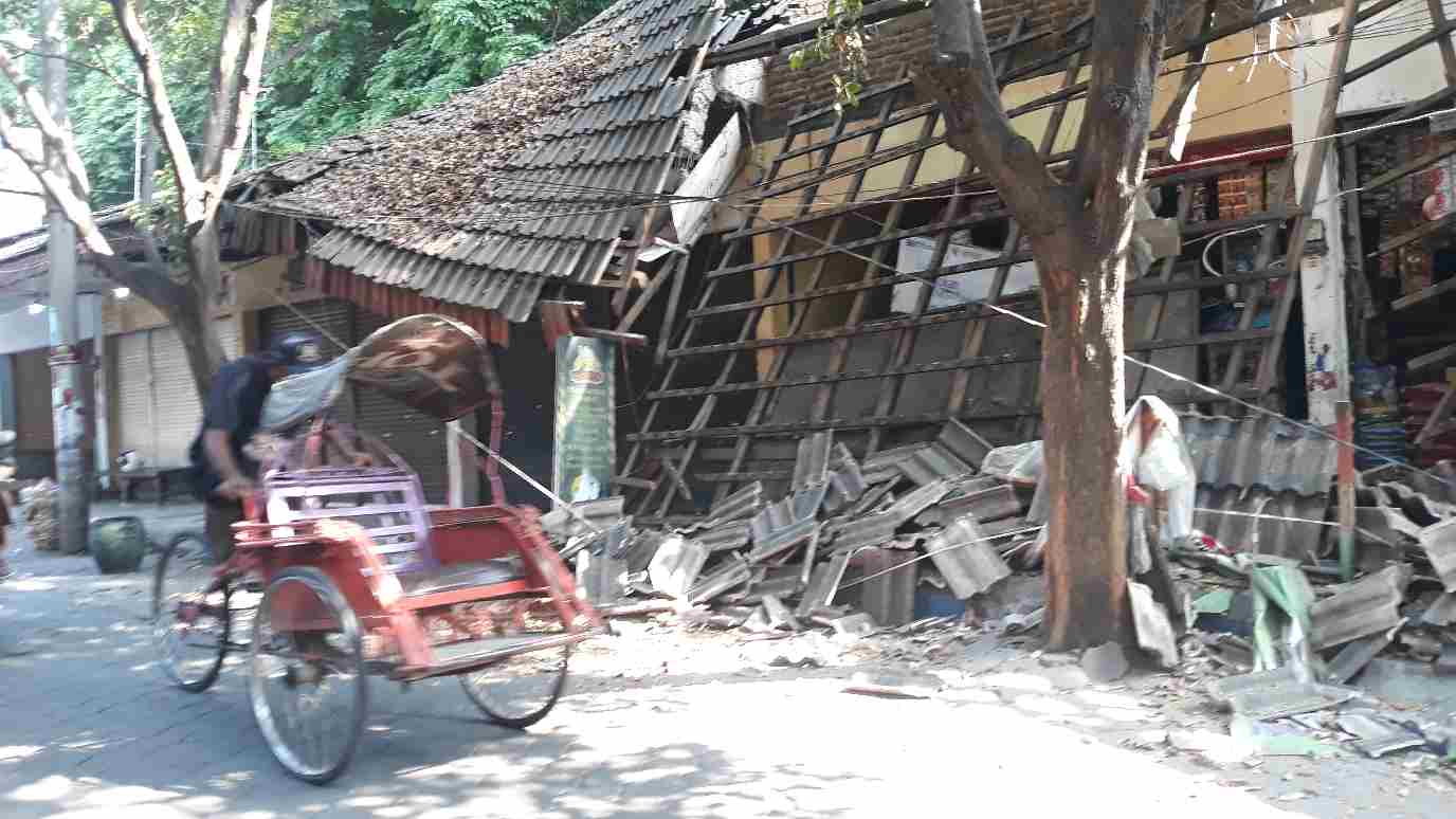 Tiga Kios Di Pasar Kebonagung Kota Pasuruan Atap Depannya Ambrukkk, Untungnya...