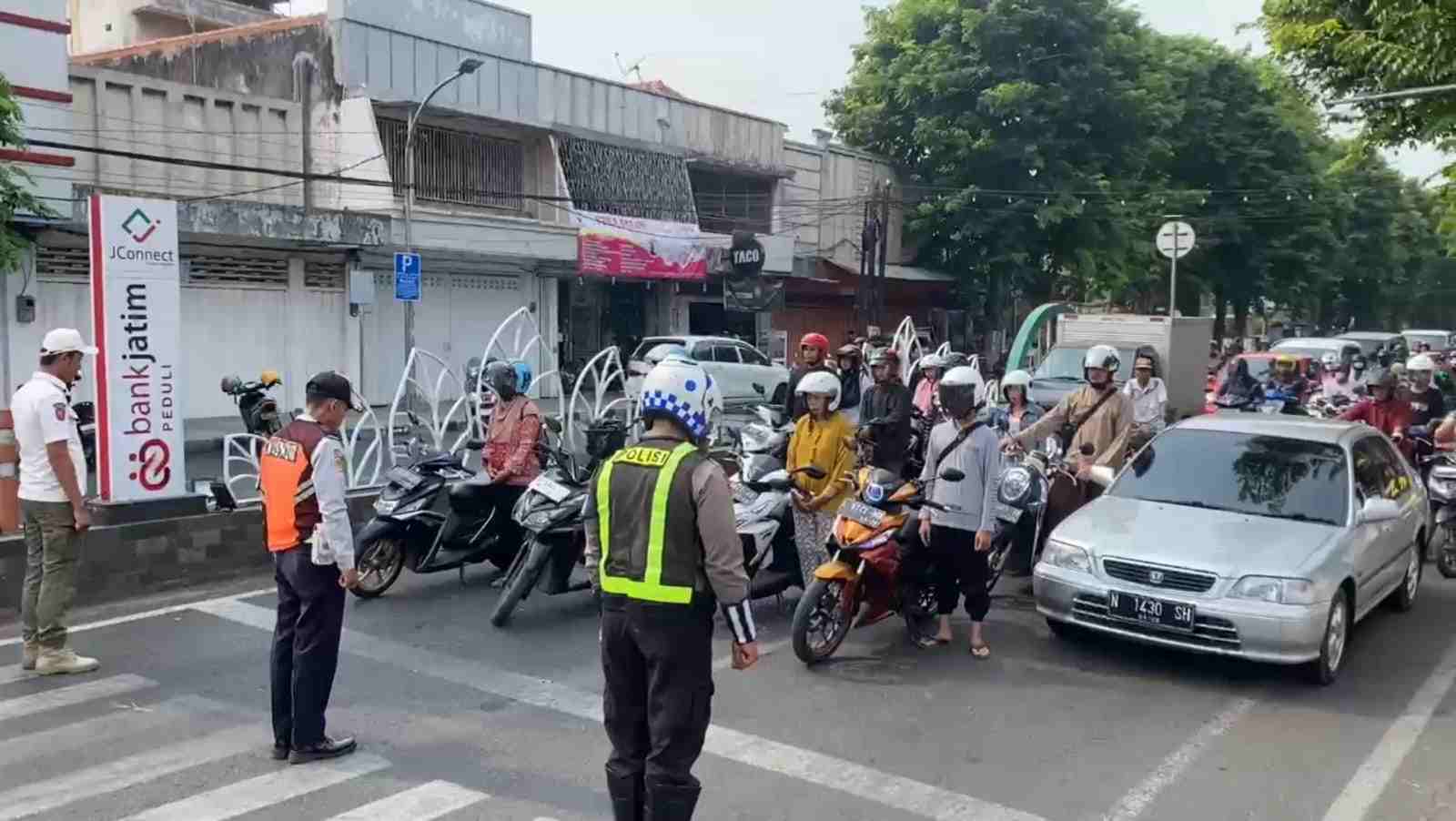 Hormati Jasa Pejuang Kemerdekaan, Di Kota Pasuruan Kapolres Ajak Pengguna Jalan Menghentikan Aktifitasnya Sejenak Di Hari Pahlawan