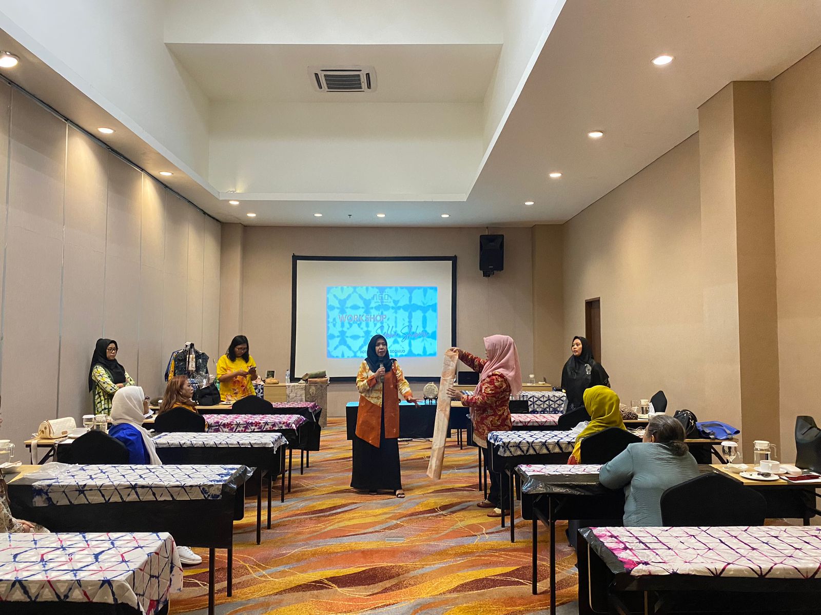 Peduli UMKM, Hotel Di Kawasan Jalan Layang Waru InI Gelar Workshop Batik Sekka Shibori