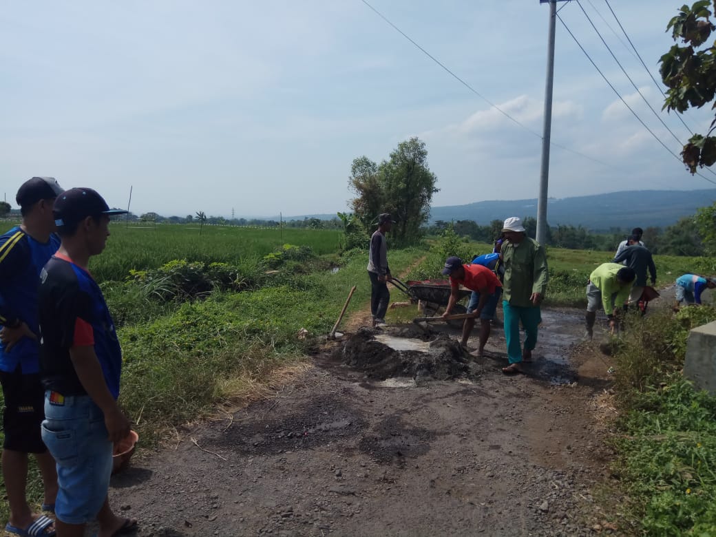 Warga Desa Martopuro Swadaya Perbaiki Jalan Rusak Di Dusun Kanigoro