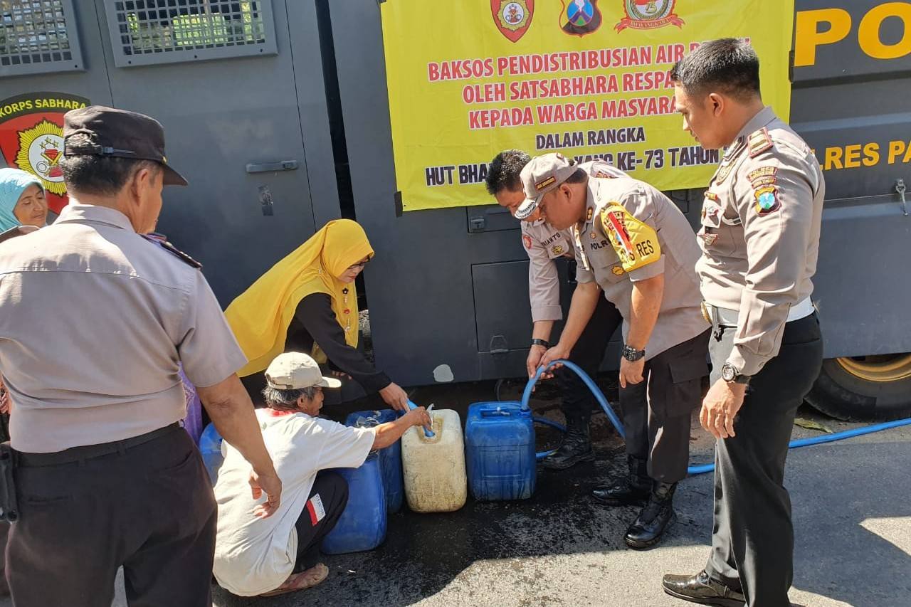 Desa Karanglo Kesulitan Air Bersih, Polres Pasuruan Kota Bantu Suplai Air