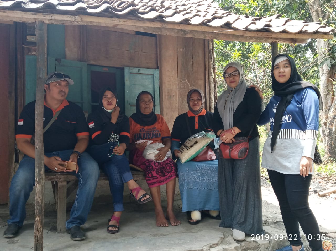 Tak Mencela Pemkab Pasuruan, Pasukan Senja Tunjukkan Kepedulian Bantu Warga Miskin