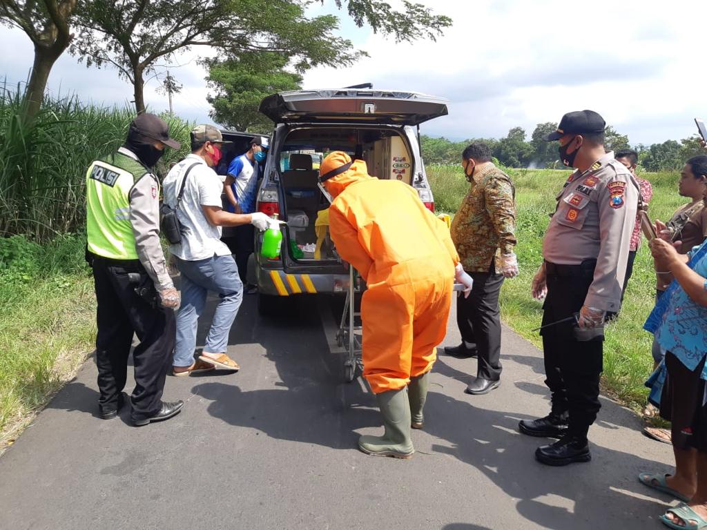 Gunakan APD Lengkap, Satgas Covid -19 Gondang Wetan Evakuasi Mayat Tergeletak Di Jalan