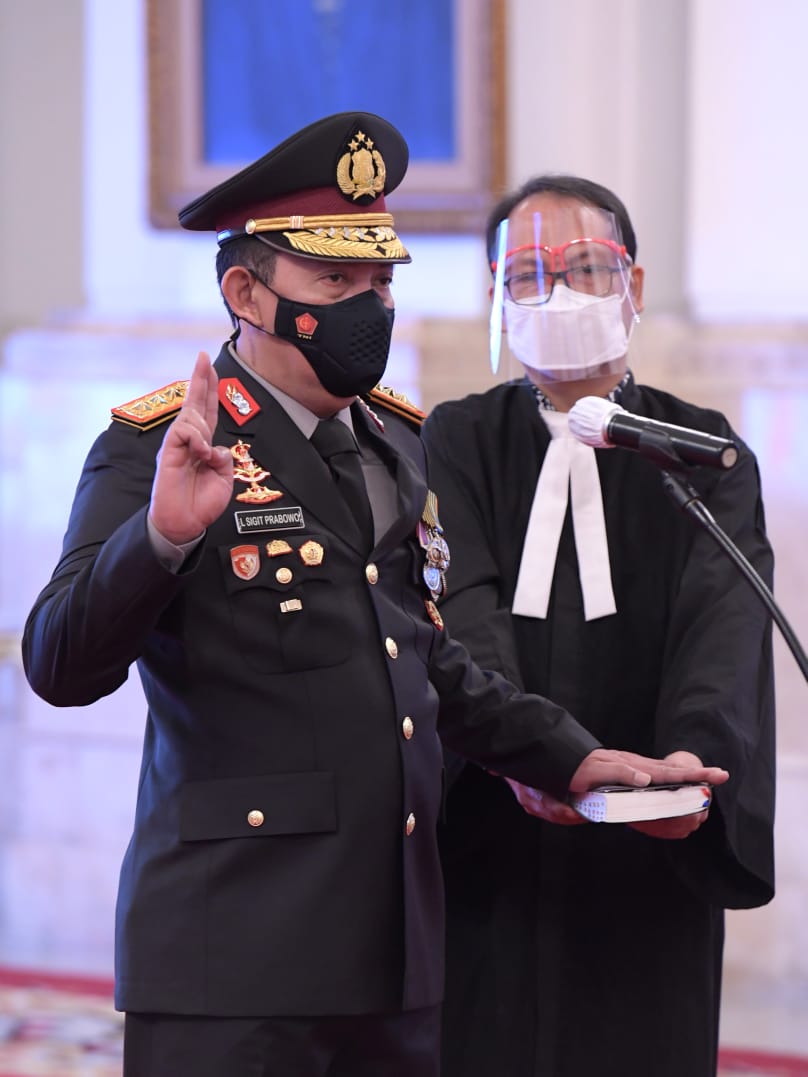 Usai Dilantik Presiden Jokowi, Kapolri Listyo Sigit Terima Panji Tribrata Dari Idham Azis