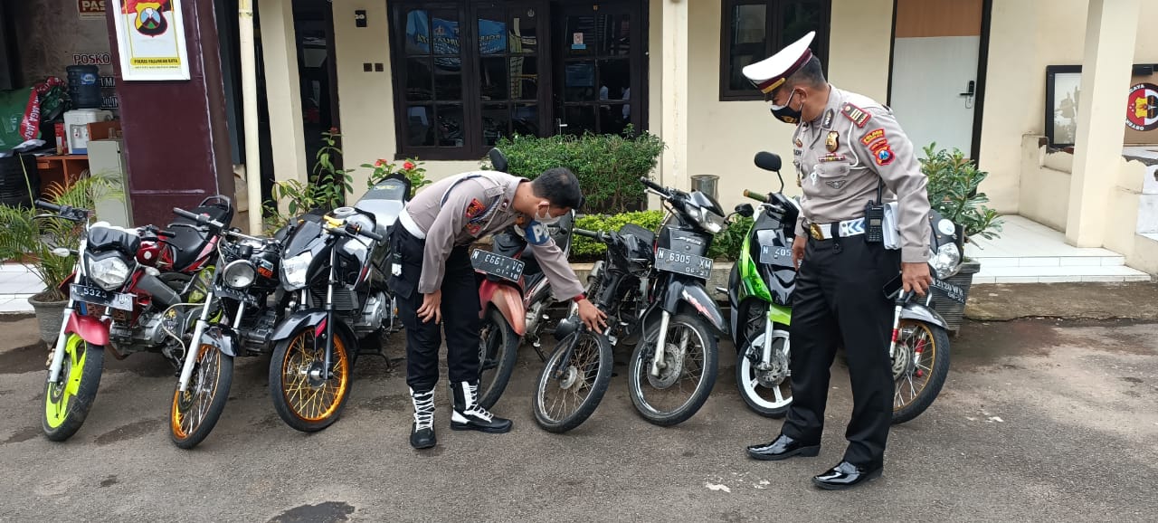 Nih Pelototin Identitas 32 Motor Yang Ditahan Polisi Saat Beradu RPM Di Jalan Kota Pasuruan, Enam Diantaranya Tanpa Nomor Polisi