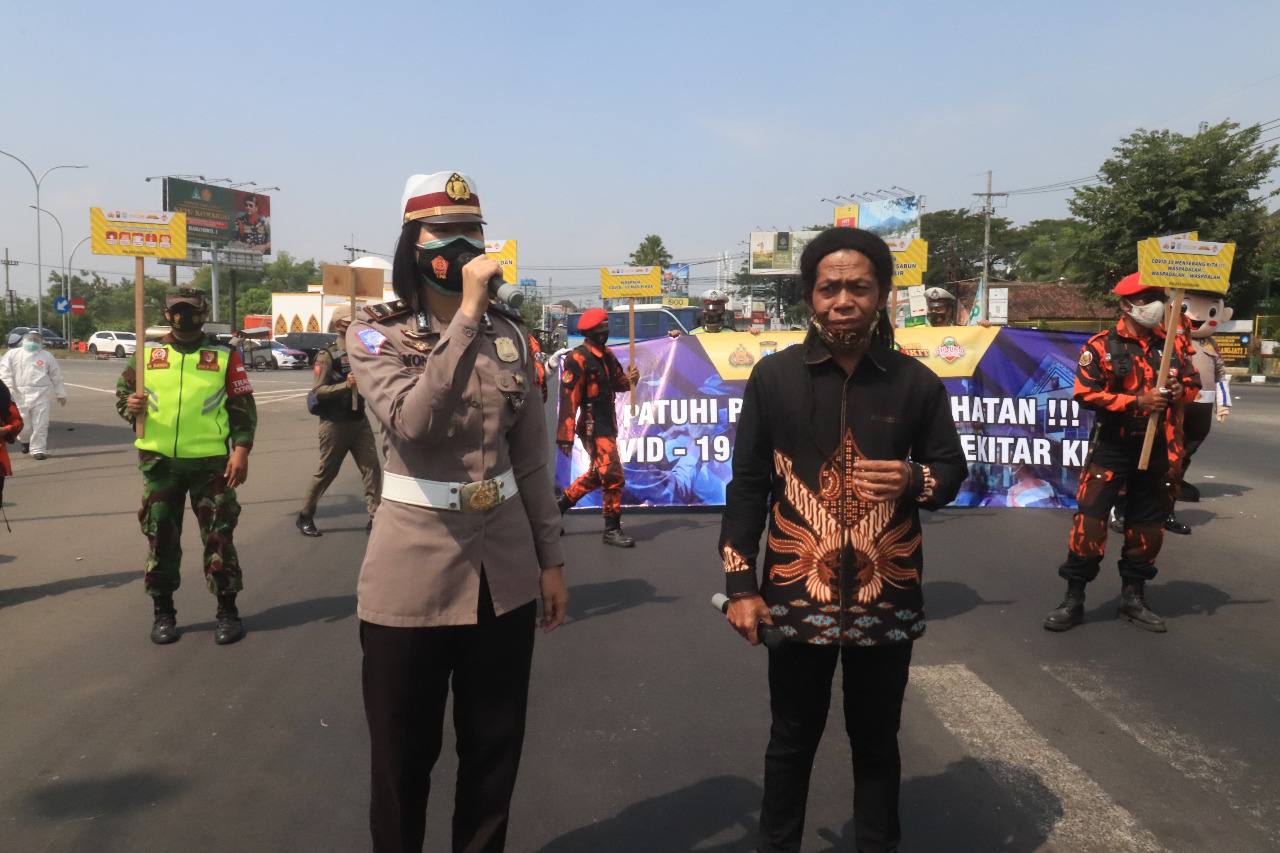 Sodiq Monata Digaet Polantas Pasuruan Di Simpang Empat Taman Dayu Ingatkan Pengguna Jalan Terkait Prokes