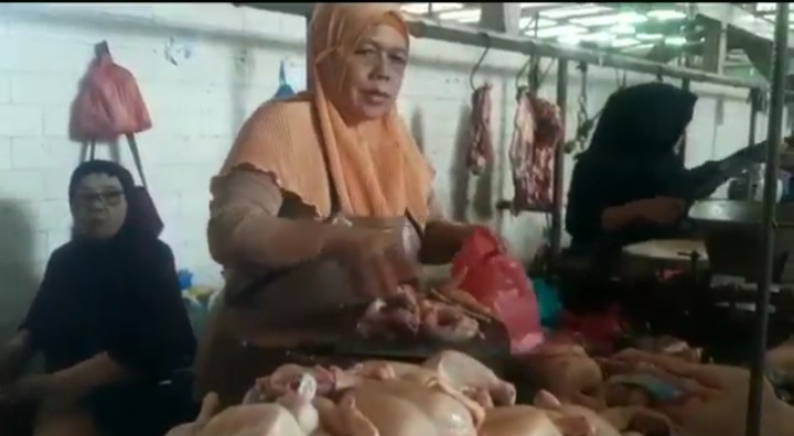 Daging Ayam Potong Terbang, Harganya Melambung Bikin Pusing Pedagang Dan Pembeli Di Kota Pasuruan, InI Potretnya