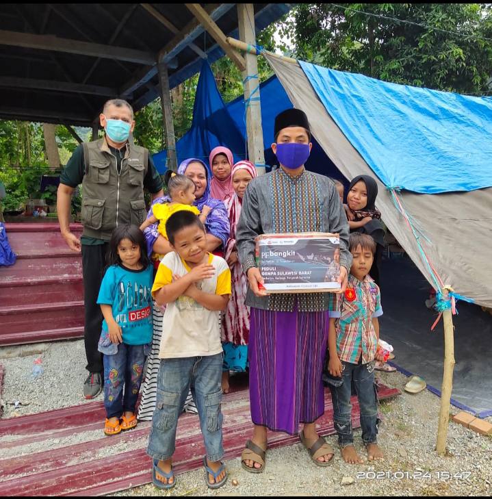 Korban Gempa Di Mamuju Dan Majene Tersenyum  Menerima Bantuan Sembako Dari PF Bangkit