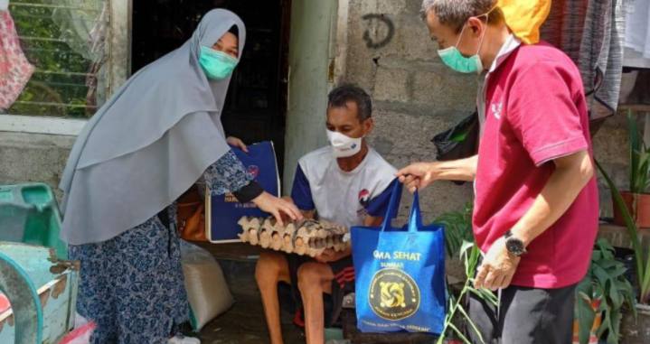 Jelang Idul Fitri, Gema Sehat Juken BKKBN Sumbar Bagi-Bagi Sembako untuk Kaum Dhuafa di Padang