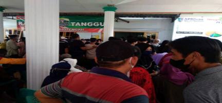 Antusias Dan Kerumunan Warga Di Vaksinasi Covid -19 Mojotengah, Jombang