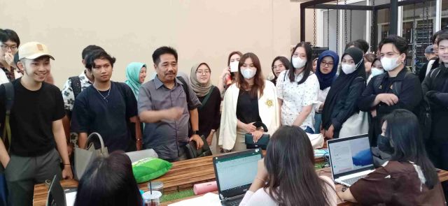 Kolaborasi Unair Dan Stikosa - AWS Lewat Kuliah Bersama Di Suara Surabaya