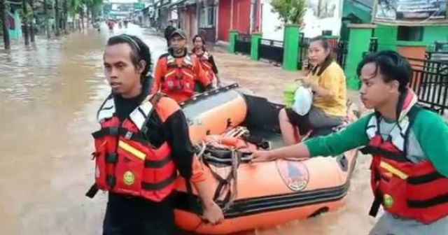 Peran Perahu Karet Dalam Banjir Kedawung, Bantu Warga Beraktivitas Dengan Didorong Oleh Relawan