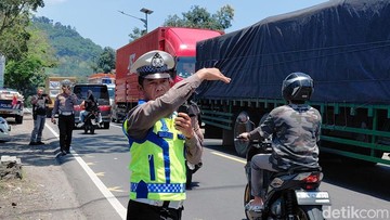 Arus Mudik Meluber di Limbangan Garut, One Way Diberlakukan Antisipasi Penumpukan Kendaraan