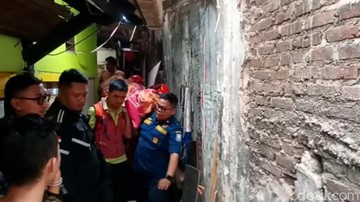 1 korban alami luka berat dalam kejadian rumah roboh di Tamansari, Bandung (Foto: Wisma Putra)