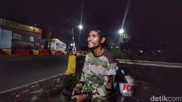 Asep, pemudik jalan kaki (Foto: Yuga Hassani/detikJabar)