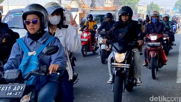 Pemudik bermotor lintasi jalur Cileunyi (Foto: Wisma Putra/detikJabar)