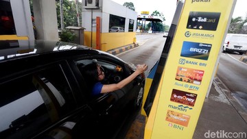 Penggunaan kartu e-Toll (Foto: Rengga Sancaya)