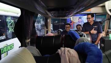 Manajemen Bank Mandiri melepas keberangkatan peserta Mudik Bersama Gratis di area Ring Road Stadion GBK, Jakarta, Rabu (18/3). (Foto: Arsip Bank Mandiri)