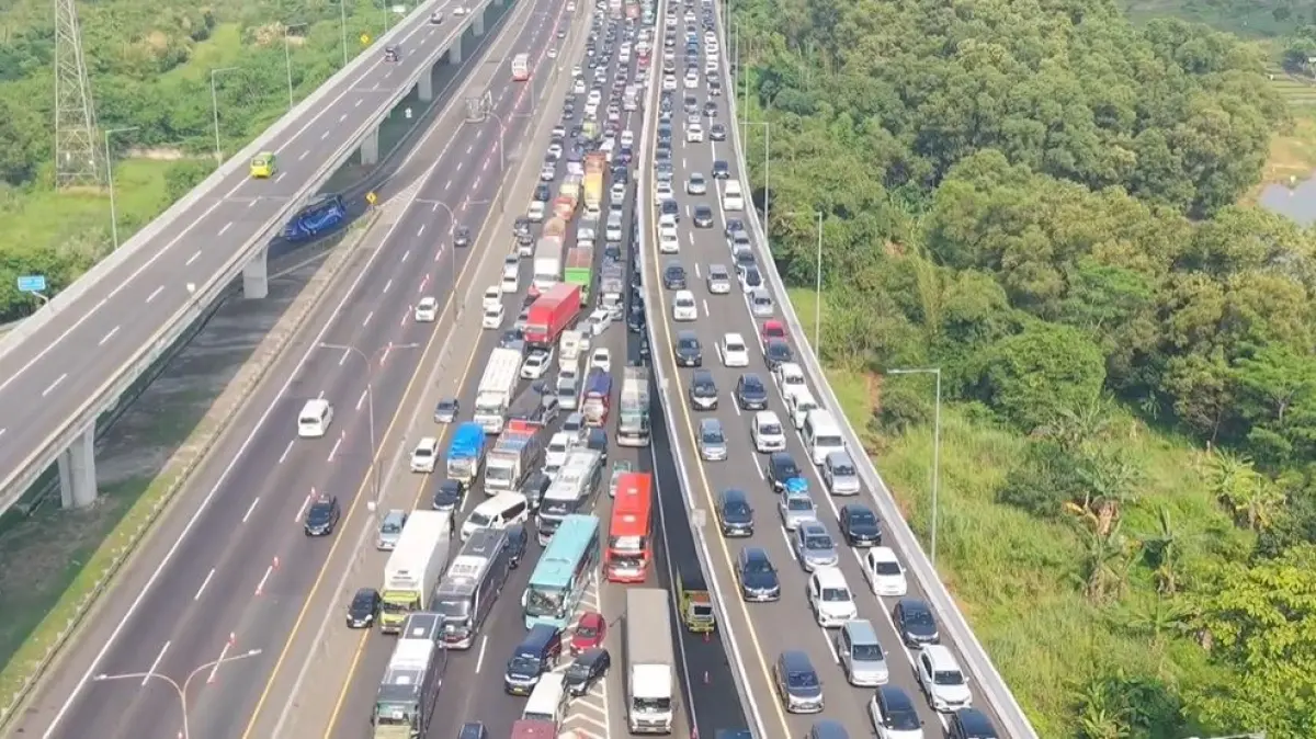 Kemacetan Pagi di Tol Layang MBZ: Antrean Kendaraan Dominasi Ruas Bekasi Timur Menuju Tambun Kamis Ini