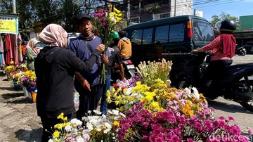 Kisah Pedagang Dadakan Lebaran: Dari Kuli Proyek Hingga Meraup Cuan dari Keindahan Bunga di Ciwastra