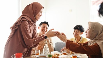 Tekanan 'Pamer Sukses' Saat Lebaran: Mengapa Tradisi Silaturahmi Diselimuti Kompetisi Sosial?