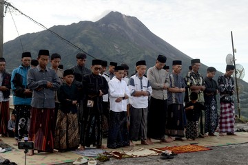 Momen Sakral Idul Fitri: Salat Berjamaah di Bawah Kanopi Alam dan Panorama Kota Ikonik Nusantara