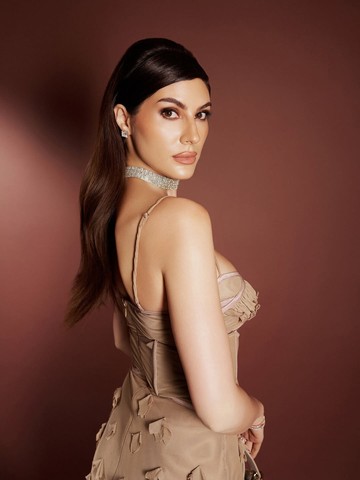 Sorotan Global: Pernyataan Mengejutkan Aktris Elnaaz Norouzi Mengenai Masa Depan Kepemimpinan Tertinggi Iran