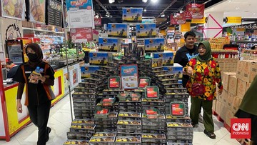 Yuk ke Transmart aja mumpung ada gelaran Full Day Sale dengan diskon gede-gedean hingga 50% + 20% khusus belanja hari ini. (CNN Indonesia/Chandra Erlangga)