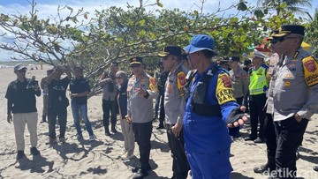 Fokus Utama Keamanan Wisatawan: Kapolda Jabar Soroti Standar Keselamatan di Pantai Pangandaran