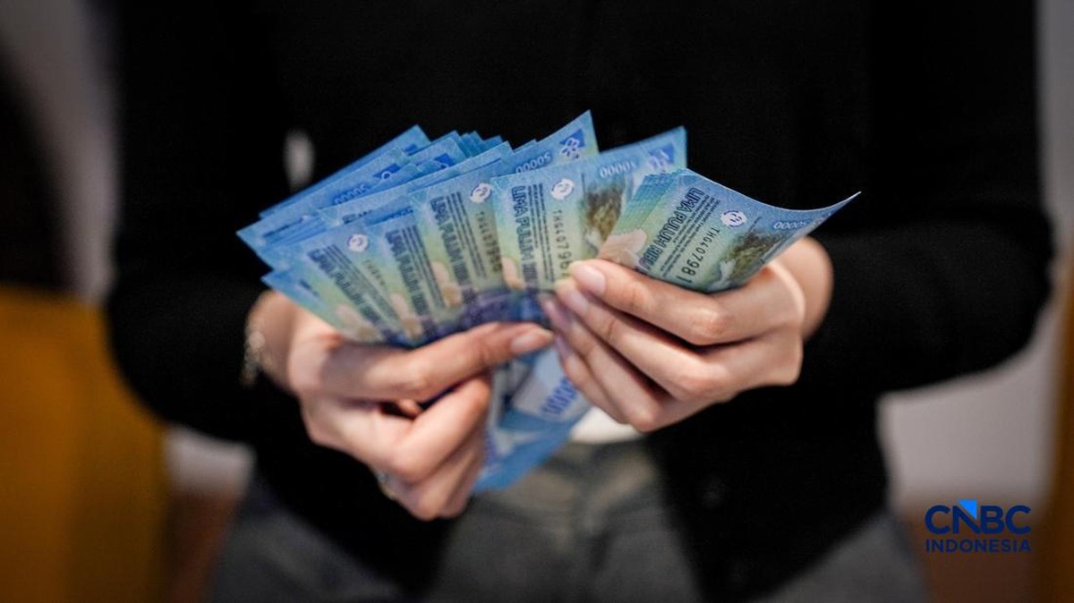 Tekanan Dolar AS Mendorong Rupiah Melemah di Tengah Libur Pasar Domestik