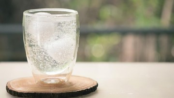 Mitos atau Fakta? Mengupas Keamanan Minum Air Dingin Saat Gelombang Panas Melanda