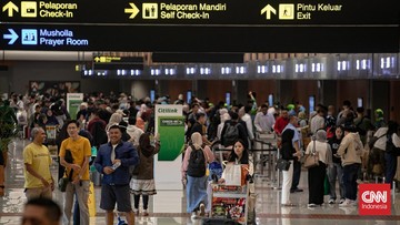 Pergerakan arus balik Lebaran Idulfitri 1447 Hijriah/2026 mulai terlihat di Bandara Internasional Soekarno - Hatta (Soetta), Senin (23/3). Ilustrasi. (CNN Indonesia/Adi Ibrahim).