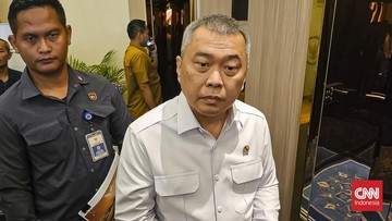 Menhub Dudy Purwagandhi imbau pengusaha angkutan logistik patuh pembatasan operasional jelang puncak arus balik Lebaran 2026. (CNN Indonesia/Endrapta Ibrahim)