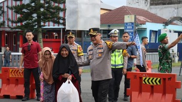 Aksi Simpatik Kapolres Ciamis AKBP Hidayatullah Bagikan Makanan di Jalur Mudik Sindangkasih