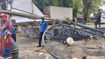 Kabel Menjuntai Picu Runtuhnya Dua Tiang Listrik di Dekat Taman Pramuka Bandung
