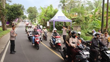 Antisipasi Arus Balik, Kapolres Ciamis Turun Langsung Atur Lalin di Jembatan Bailey Cikaleho