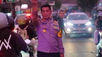 Kapolresta Bandung Kombes Aldi Subartono saat melakukan pengaturan lalu lintas di Jalan Raya Ciwidey Rancabali. (Foto: Dok Polresta Bandung)