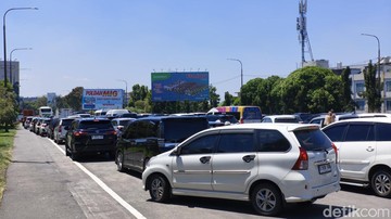 Sejumlah kendaraan yang masuk Bandung via GT Pasteur (Foto: Bima Bagaskara/detikJabar).