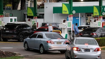 Aksi warga Australia yang memborong BBM menggunakan jeriken viral di media sosial di tengah meningkatnya kekhawatiran atas krisis energi di negara tersebut. Ilustrasi. (Foto: REUTERS/Hollie Adams)