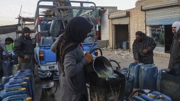 Warga India berbondong-bondong memborong BBM. Harga gas turut melonjak sehingga warga miskin terpaksa kembali memasak menggunakan kayu bakar. Ilustrasi. (Foto: REUTERS/Naseer Ahmed)