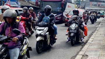 Pemudik motor lintasi Jalan Cileunyi-Cibiru (Foto: Wisma Putra/detikJabar)