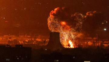 Sejumlah perusahaan diramal bakalan untung besar jika perang Iran melawan agresi AS dan Israel berakhir dan kampanye pemulihan kawasan Teluk dimulai. (Foto: AFP/ATTA KENARE)