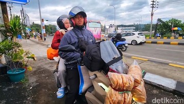 Tepat di Momen Arus Balik, Kisah Perjalanan Motor Roda Dua Bawa Muatan 130 Km dari Kampung