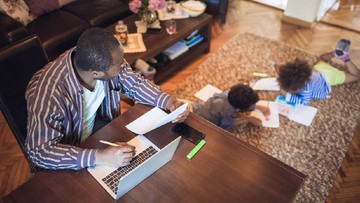 Ekonom sangsi WFH aparatur sipil negara (ASN) dan imbauan kebijakan serupa untuk karyawan swasta bisa menekan konsumsi BBM secara signifikan. Ilustrasi. (iStock/NoSystem images).