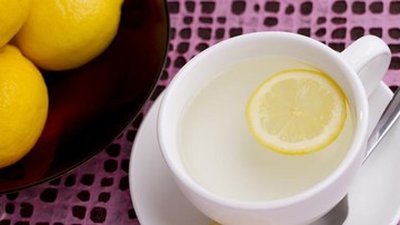Rahasia Pagi Hari: Menguak Bukti Ilmiah di Balik Manfaat Air Lemon Hangat untuk Manajemen Berat Badan
