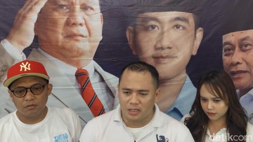 Hendrik Irawan (tengah), pria yang viral joget cuan MBG (Foto: Whisnu Pradana/detikJabar)