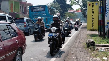 Situasi arus lalu lintas di wilayah Limbangan (Foto: Hakim Ghani/detikJabar)